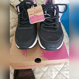 Skechers Women's Navy Blue and Pink Sneakers